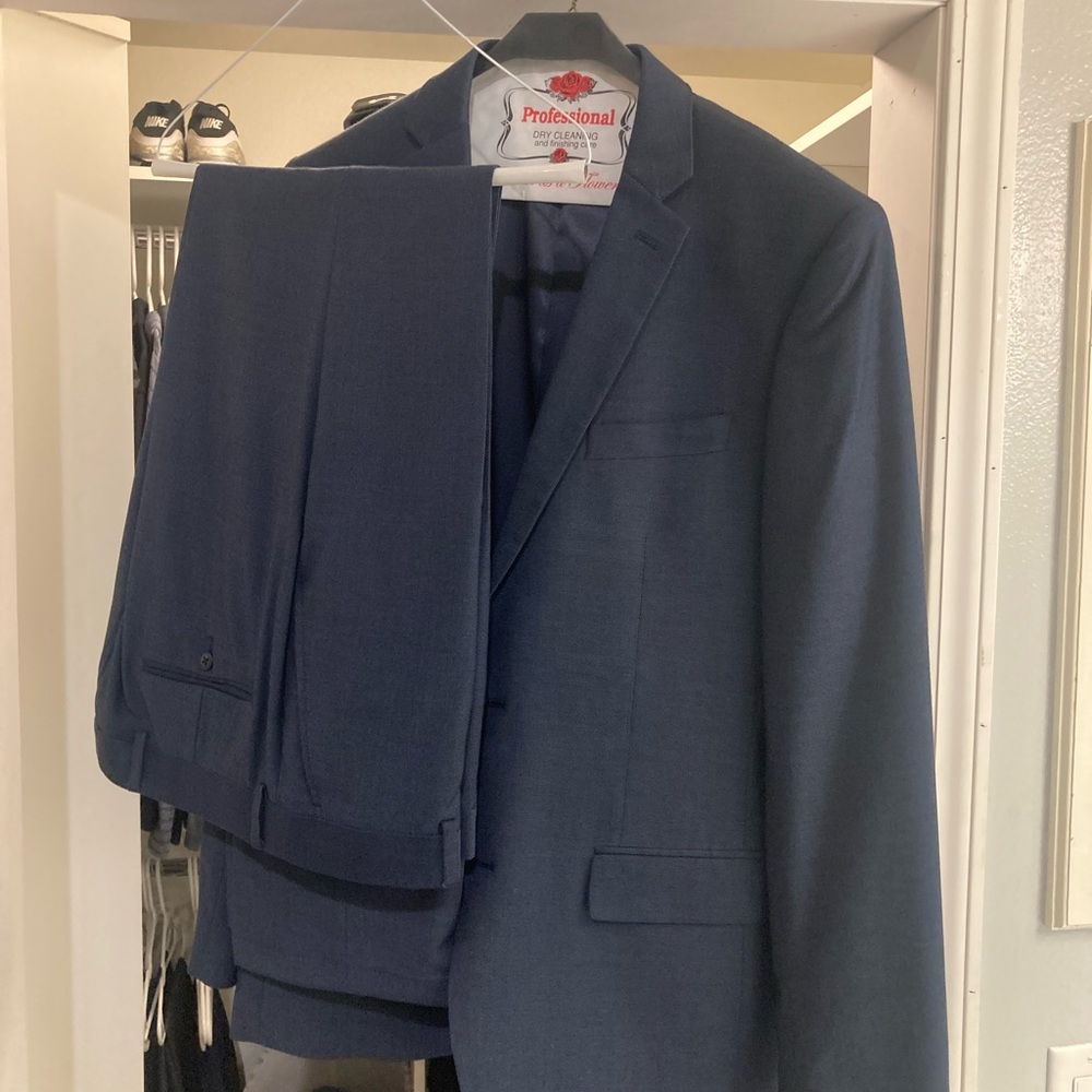 Men’s Suit 42L Slim Fit. Pant waist size is 33.